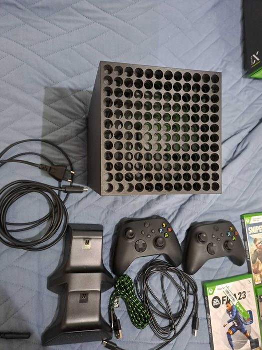 Consola XBOX Series X 1 TB cu 2 controllere si 5 CD uri cu jocuri si statie incarcare