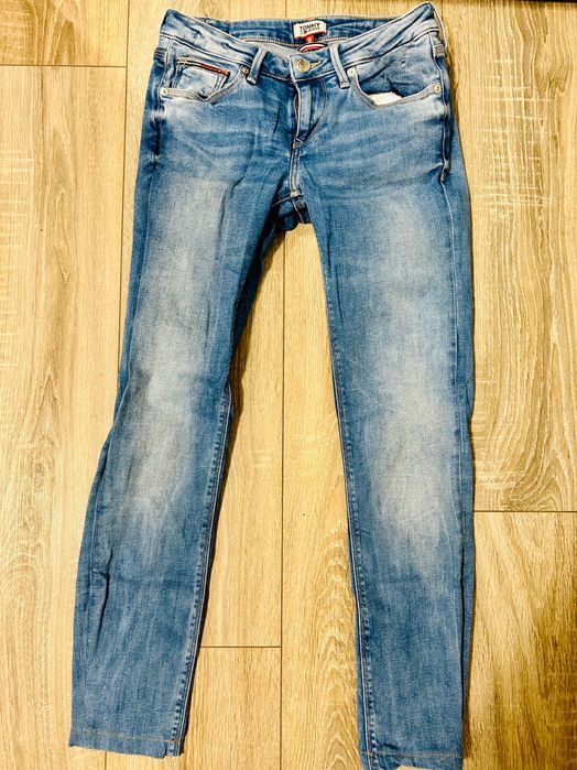 Vând blugi tommy hilfiger