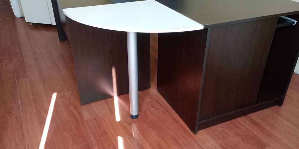 Продавам офис мебели