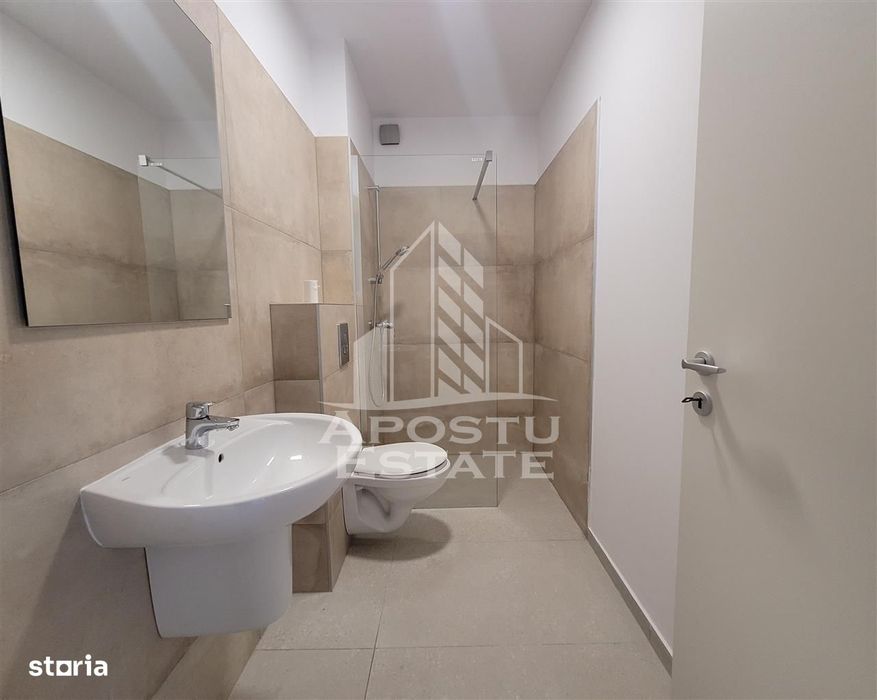 Apartament de inchiriat 3 camere, 2 bai si parcare, bloc nou,Aradului