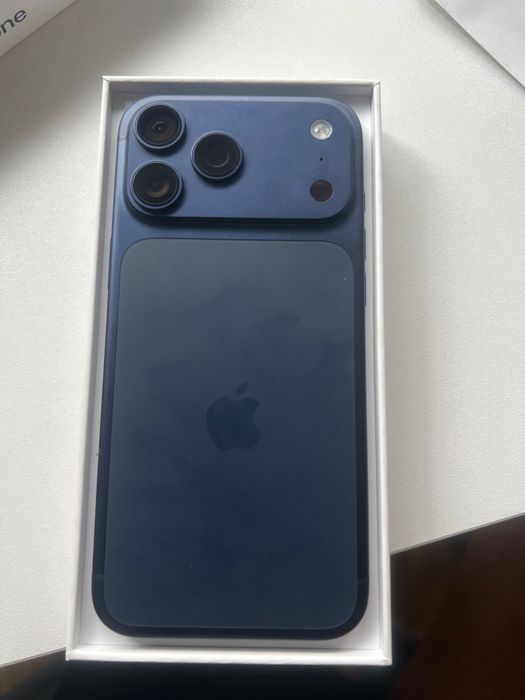Handy Apple 17 pro max