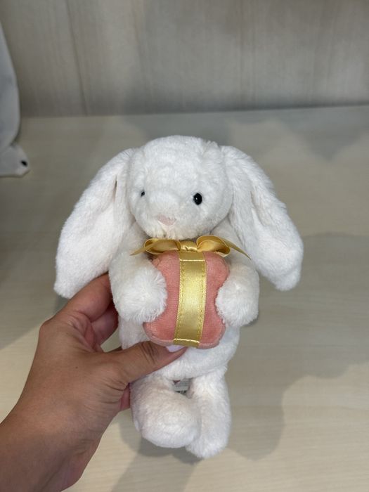 Jellycat Bashful Bunny - зайче с подарък