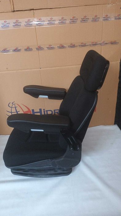 Scaun tractor cu suspensie mecanica din material textil