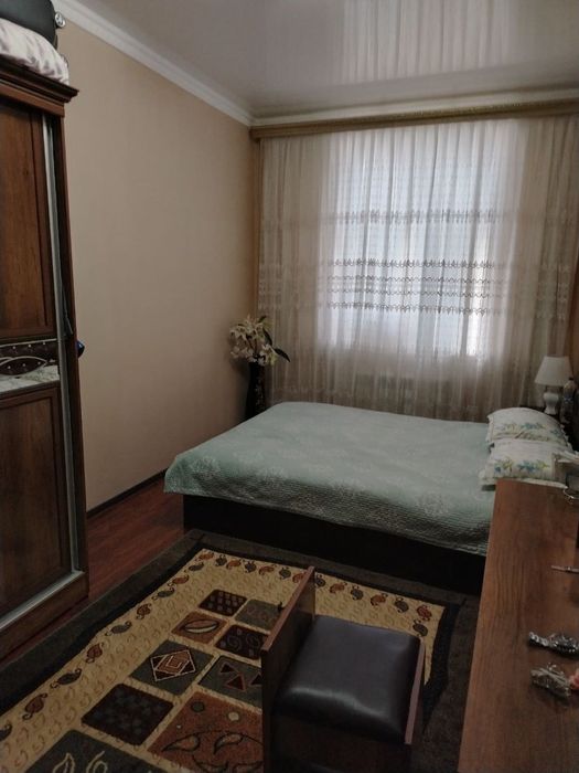 Манеж ениндо 3 хонали квартира сотилоди