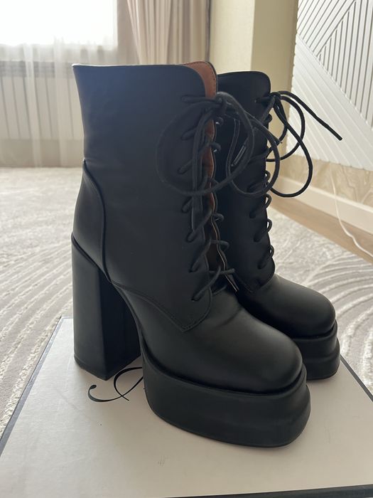 Стильные чёрные ботинки на платформе и каблуке