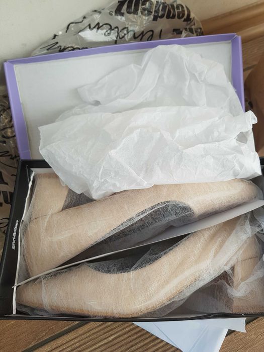 Нови обувки със среден ток.