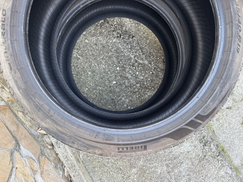 Pirelli 235/40/19 летни