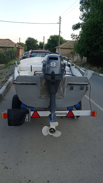 Лодка с колесар и двигател