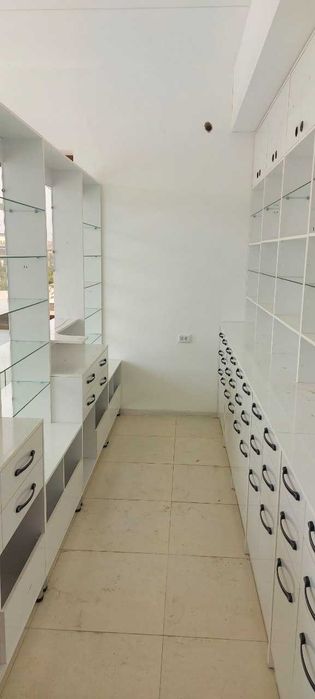 Продаются почти новые полки от аптеки