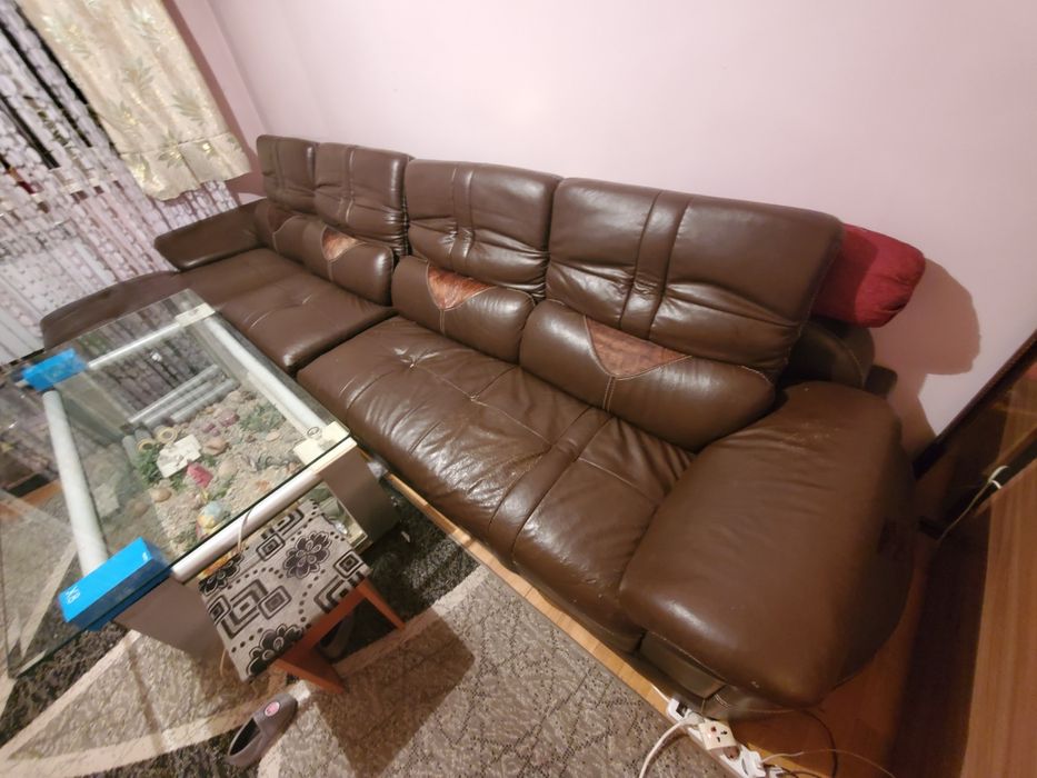 Кожаный диван коричневый