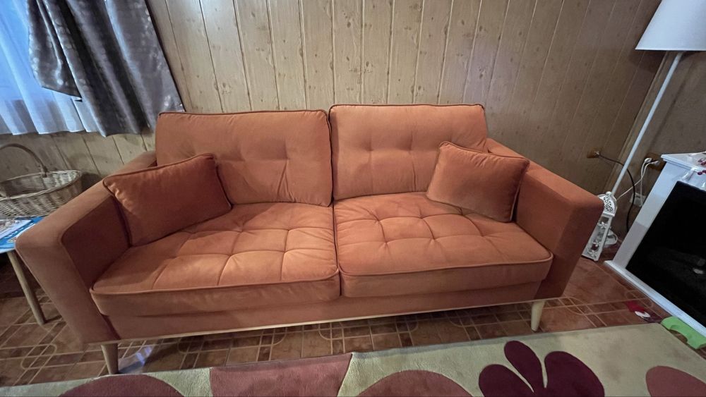 Диван-оранжев,уютен и комфортен