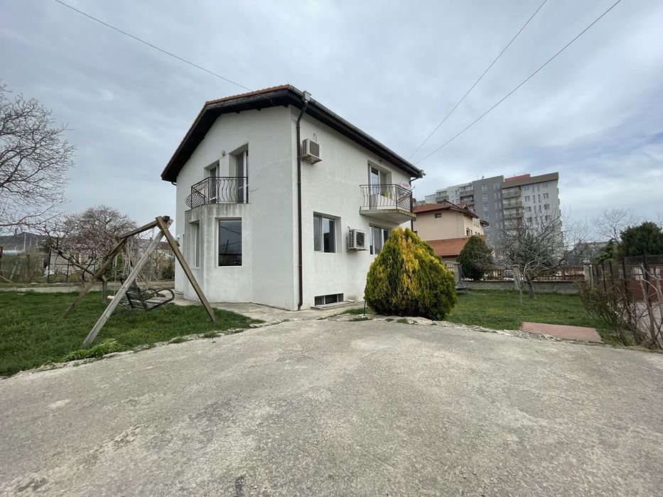 Под наем самостоятелна къща с двор