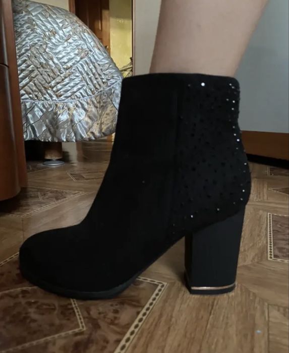 Продам полусапожки замшевые