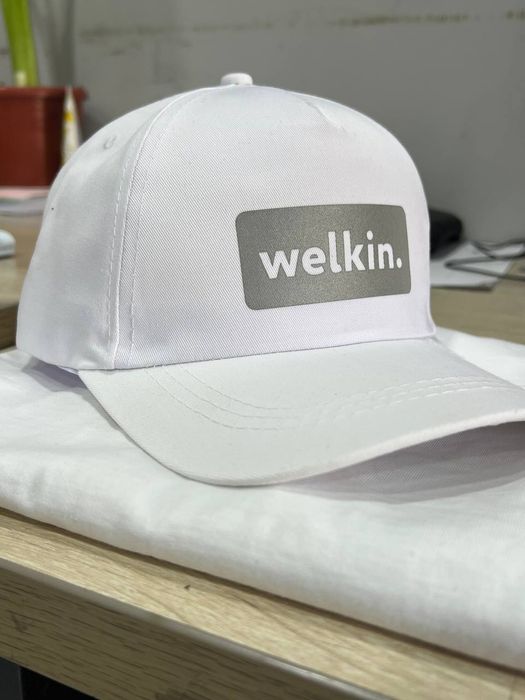Белые, стильные кепки "Midea" ,"Welkin" в минималистическом стиле.