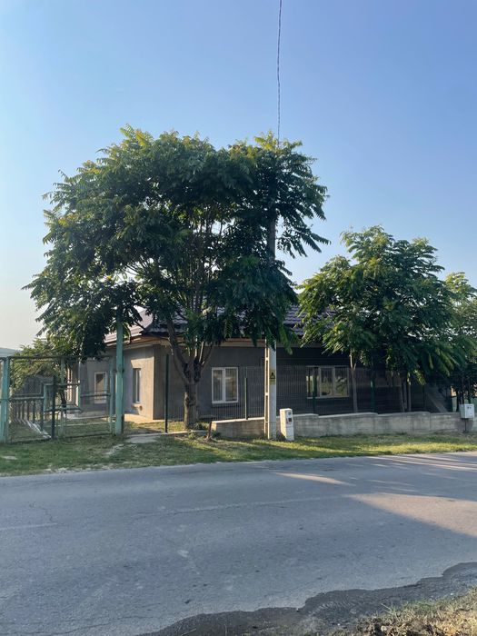 Vand cladire nefinisata exterior,la șoseaua principală comuna Iordacheanu,sat Plavia
