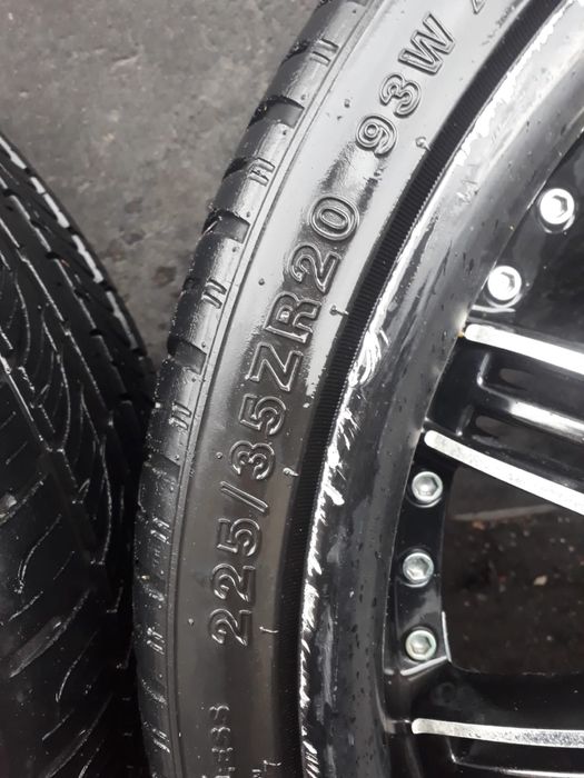 Avenue 225/35ZR20!