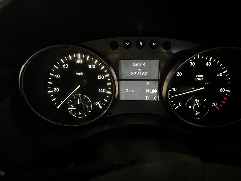 Срочно продам машину MeRsedec R 350
