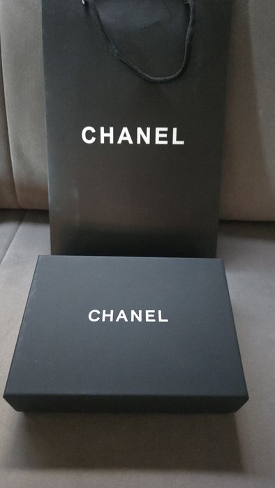CHANEL Caviar Quilted Compact Flap Wallet в черно