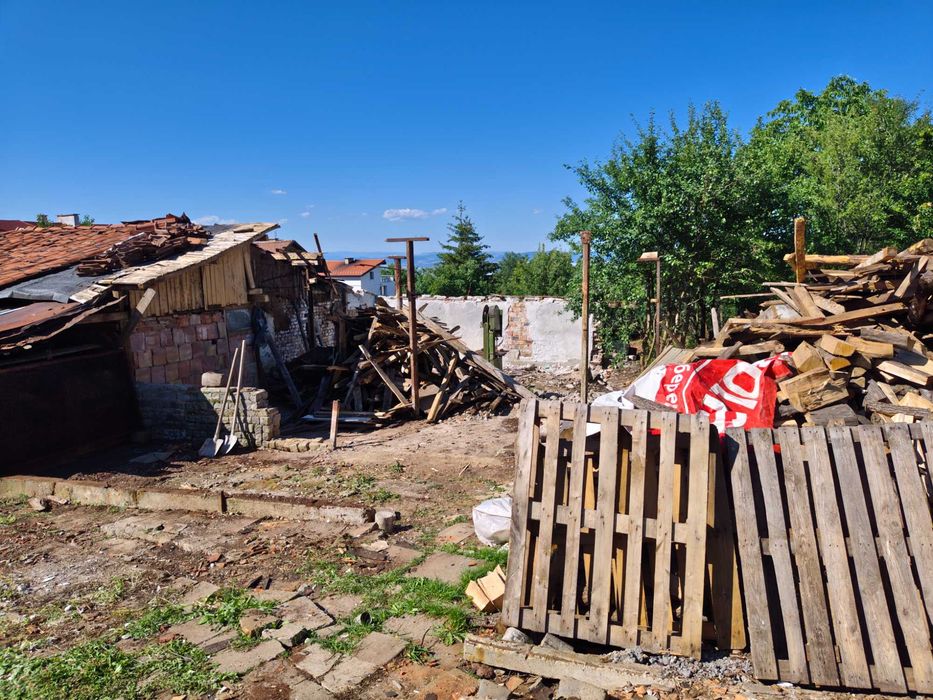 Професионално почистване на запустели имоти: Косене, събаряне, извозване