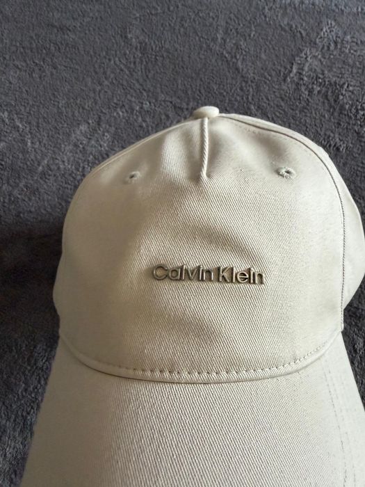 Calvin Klein șapcă unisex bej cu logo mic metalic mărime OS noua originala