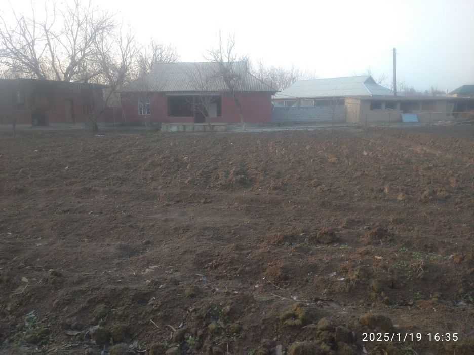 SUROSHNIY uy sotiladi gaz suv svet bor xama sharoyiti bor