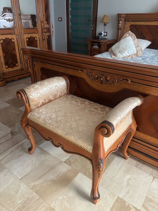 Dormitor IMAR Arad – Colecția Imperial – Lemn masiv de cireș, sculpturi și intarsii manuale