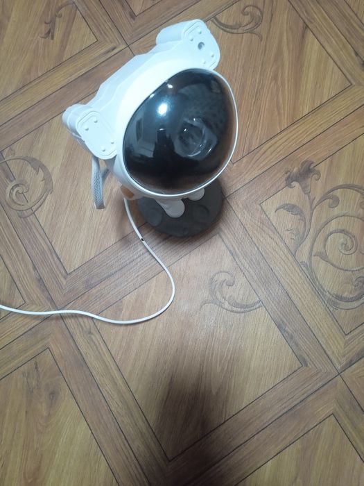 Продам светильник космонавт