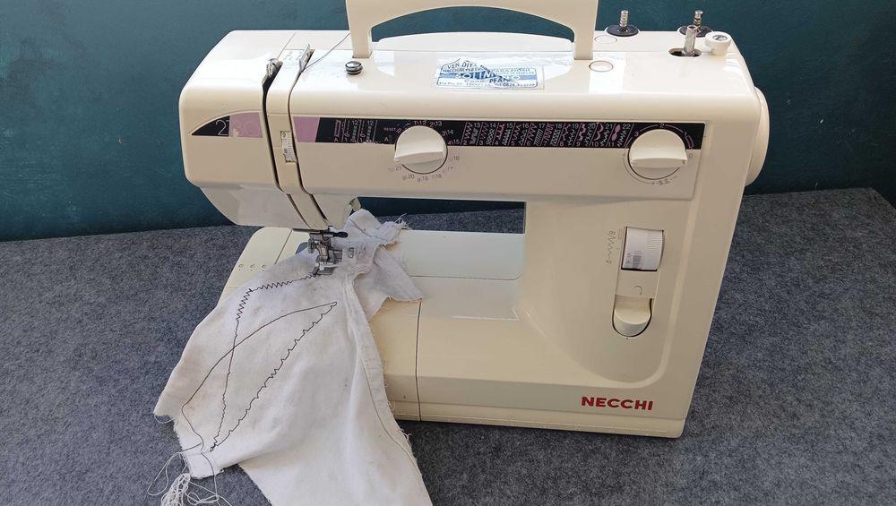 masina de cusut necchi piele  electrica cu pedala