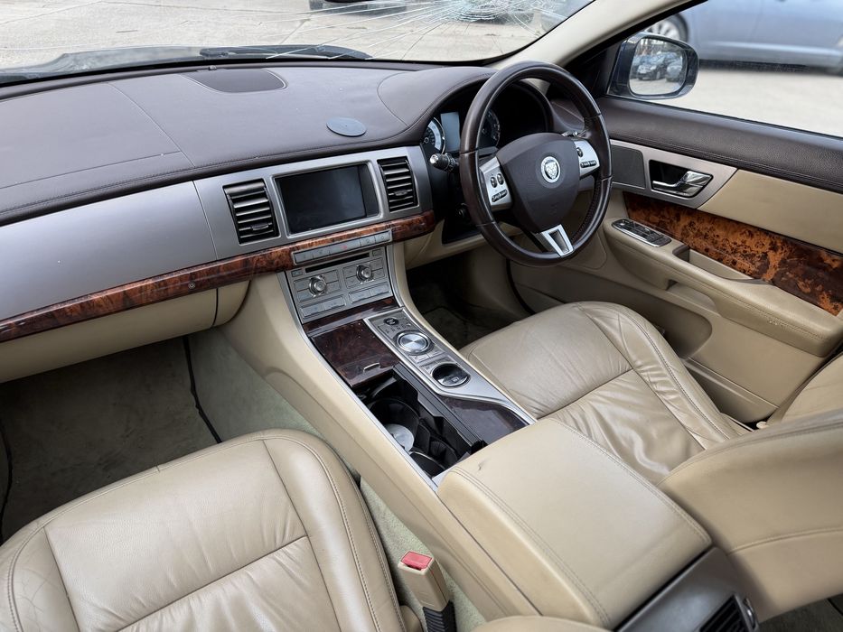 JAGUAR XF - PREMIUM LUXURY - 3.0 Diesel V6 - Euro 5 - 245 CP - Cutie Viteze Automata - Faruri Xenon - Stopuri Led - Posibilitate numere rosii 3 Luni -