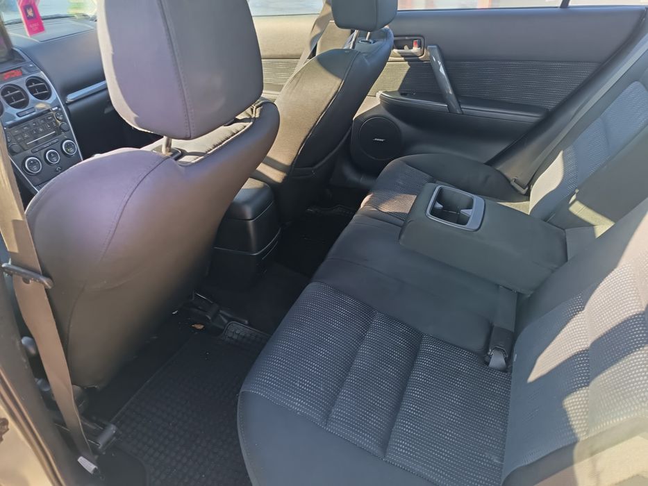 Vând sau schimb Mazda