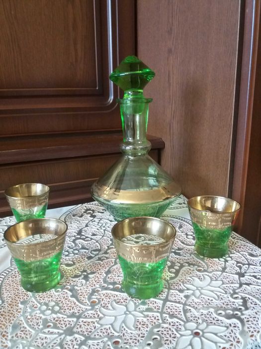 Графин с рюмочками,зеленого цвета, новый