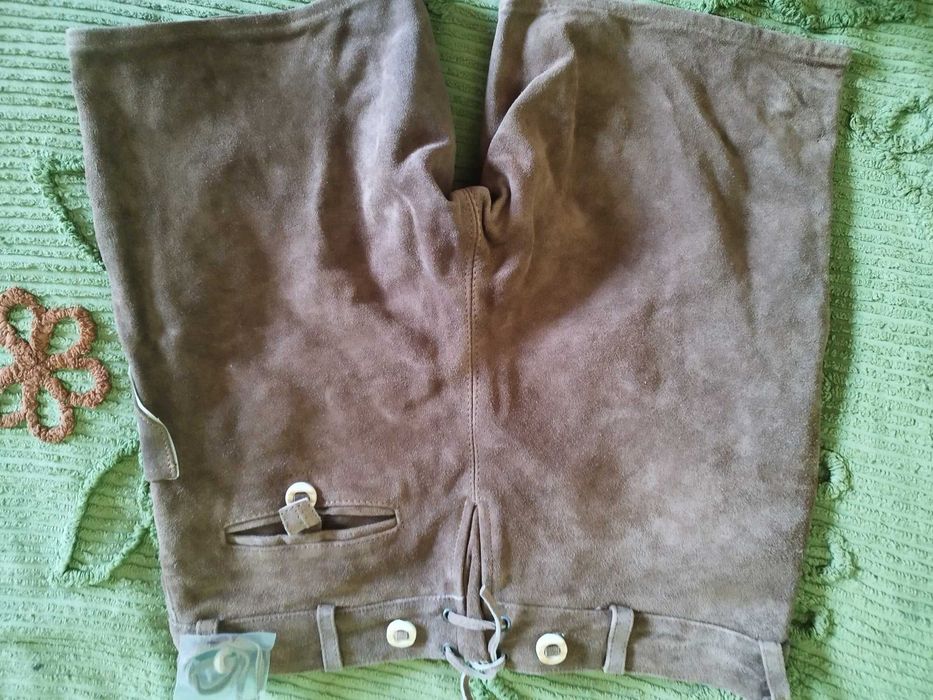 Pantaloni tradiționali bavarezi Lederhosen