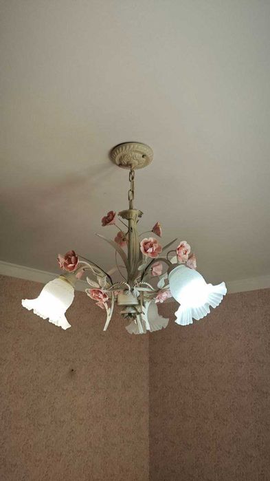 продается люстра и светильники