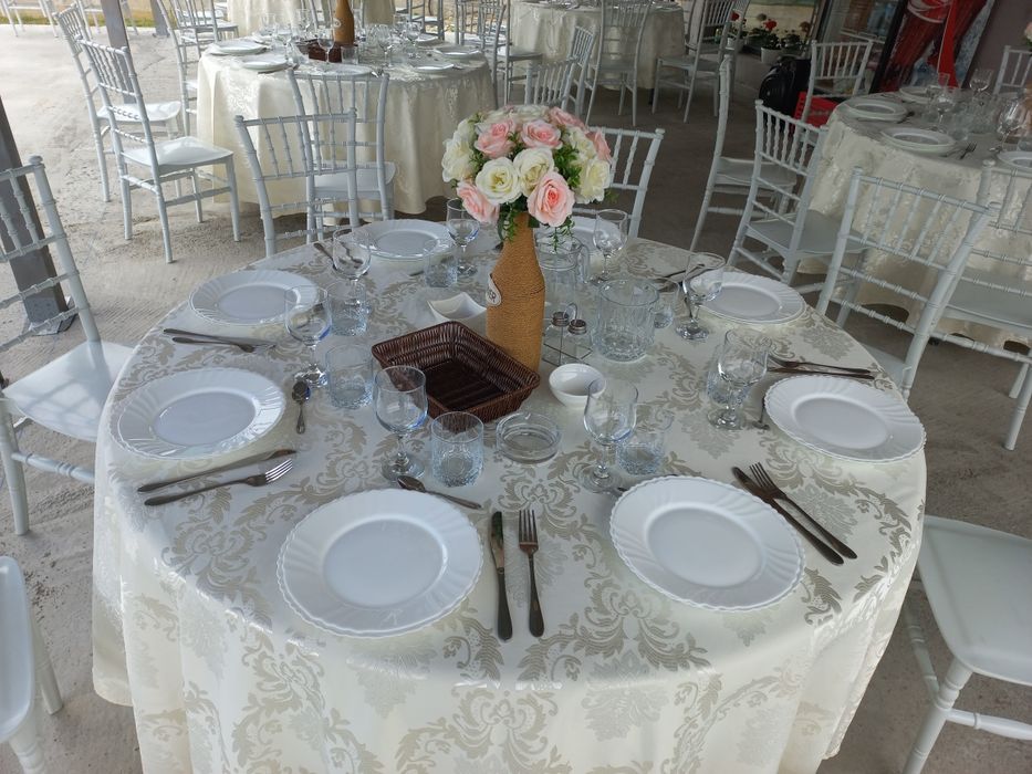 Inchiriez pentru evenimente mese,scaune,corturi,vesela