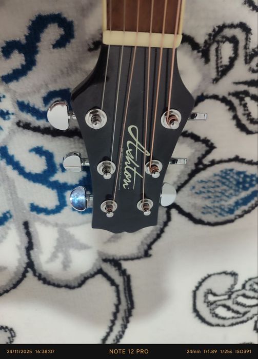 Hali yengi akustik gitara