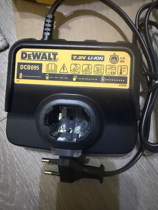 Alimentator incarcator DeWALT DCB095
