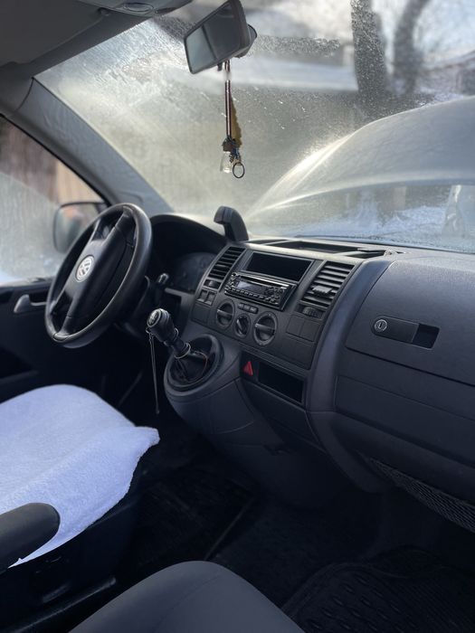 Dezmembrez VW Transporter Carvelle T5 2.5 TDI an 2008