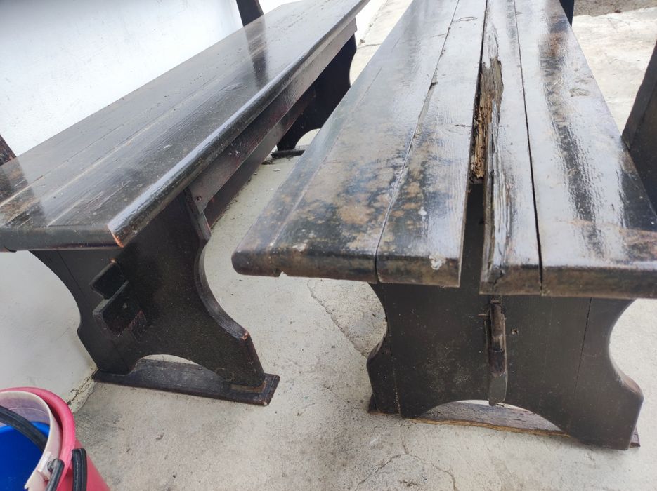 Дървена маса с пейки тип баварска