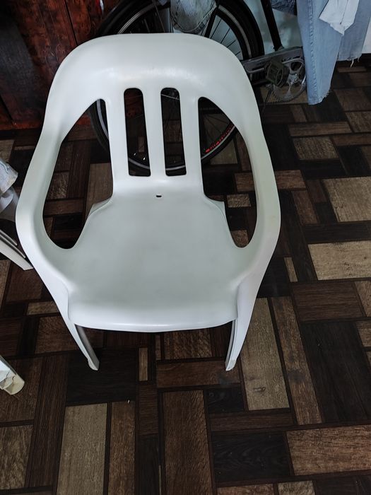 Продаются стулья пластиковые 8 штук