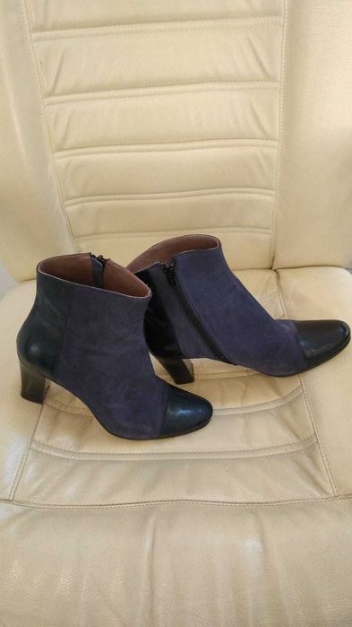 Ghete albastre,  piele intoarsa combinata cu piele lacuita, marimea 37