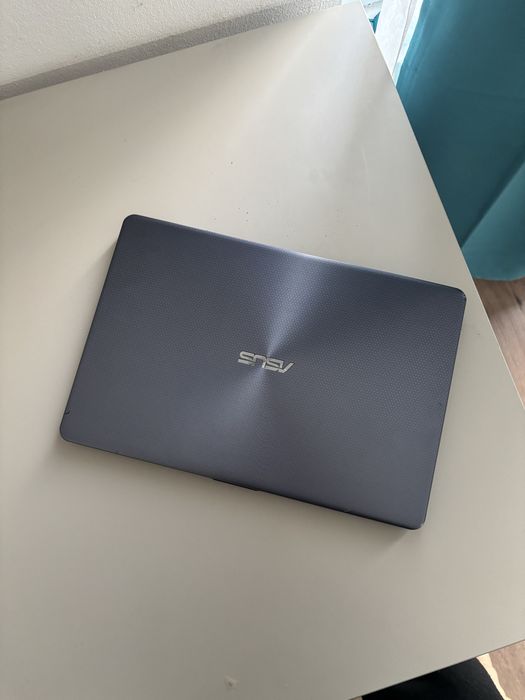 Asus Vivobook 15•Ryzen 5• 8gb ram• 15” infinity edge• SSD