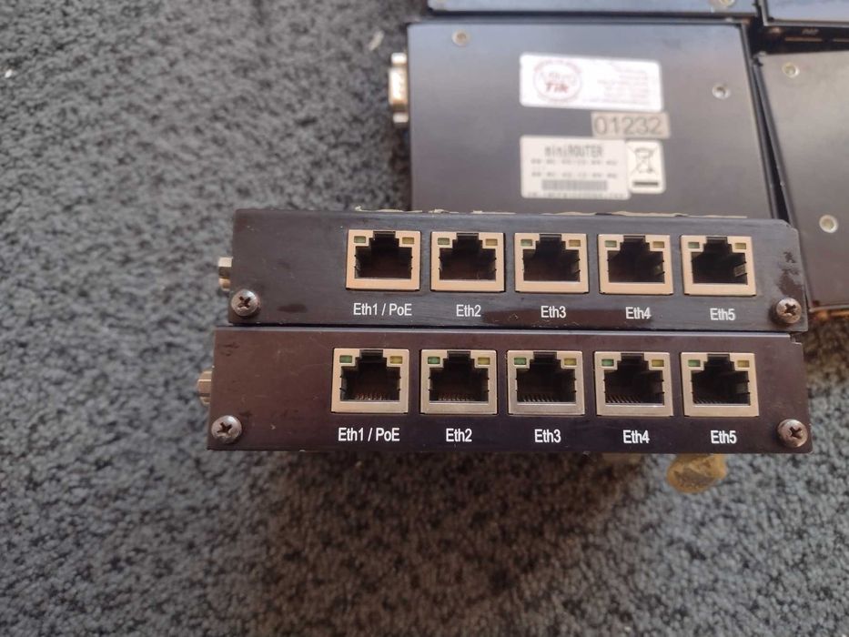 25 броя Mikrotik RB150 с алуминиеви кути