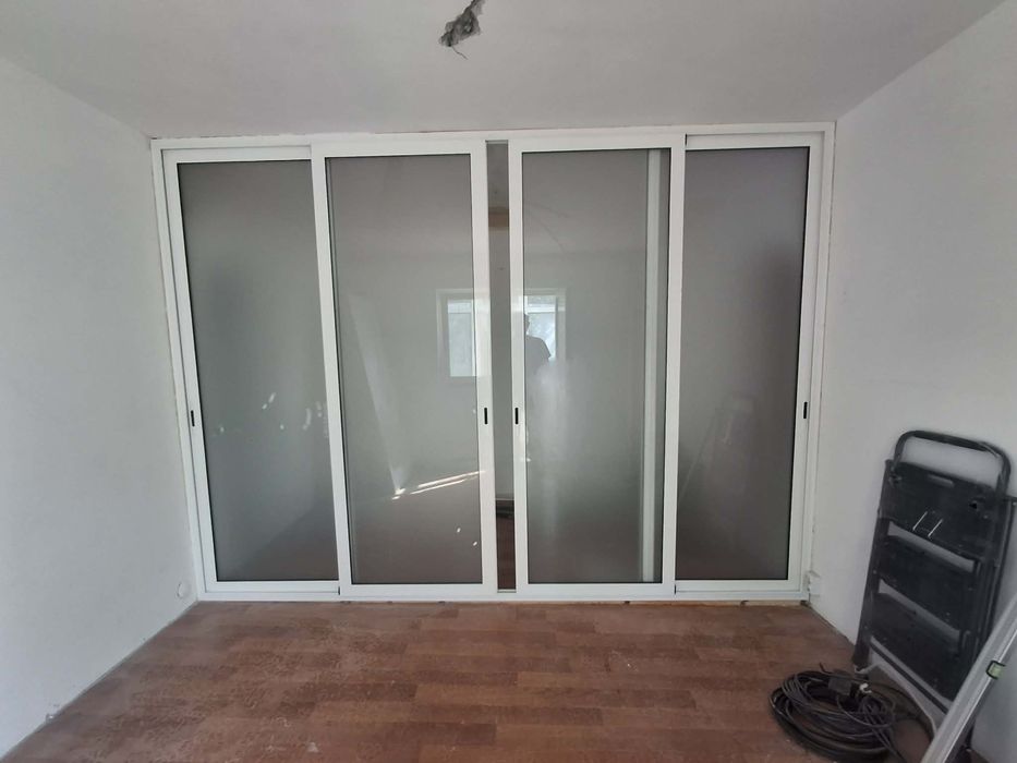Vand urgent usi termopan  glisante in stare excelenta! Dimensiuni: 3m45 pe 2m50.