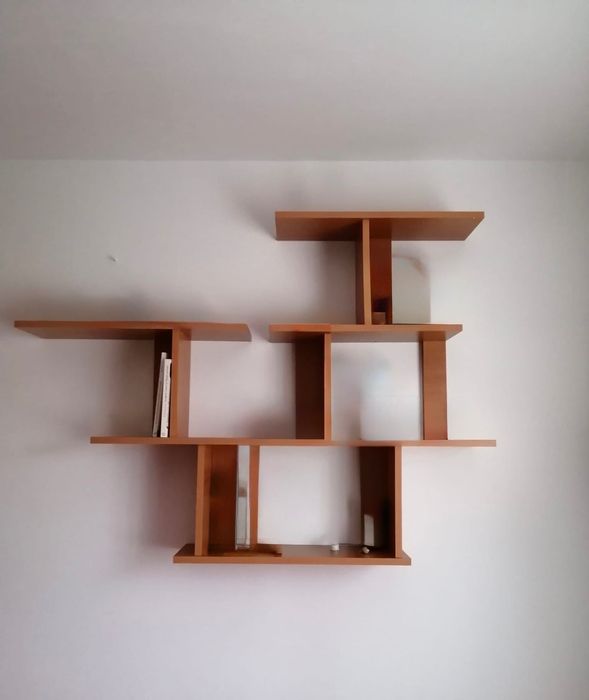 Etajeră maro de depozitare