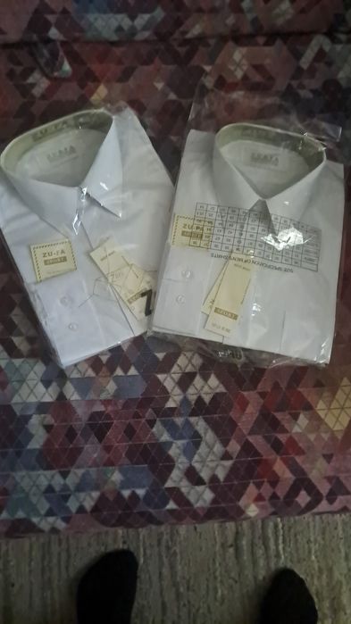 Продам белые рубашки для мальчика