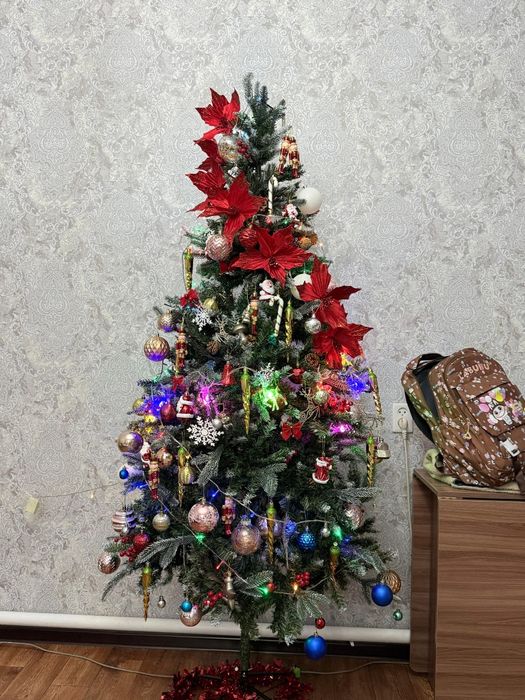Продам елочку с игрушками