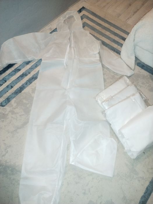 Продам комбинезоны белого цвета