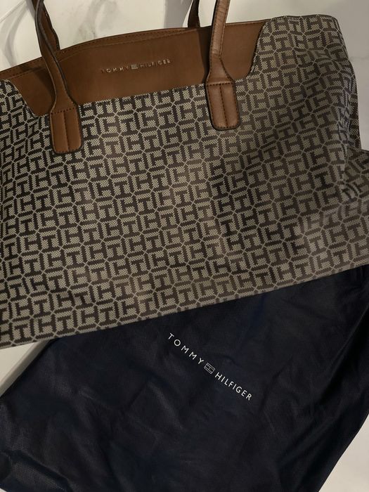 Poseta Tommy Hilfiger