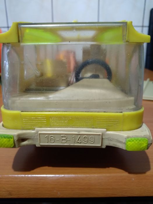 Autocar ONT, plastic