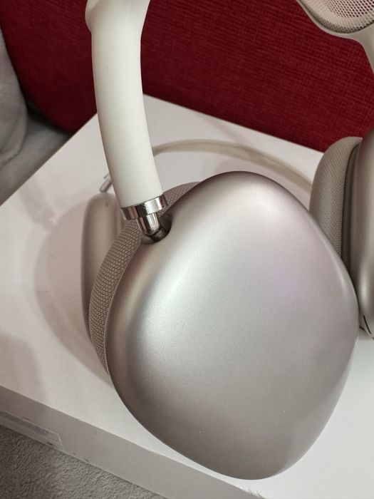 Apple AirPods Max starlight